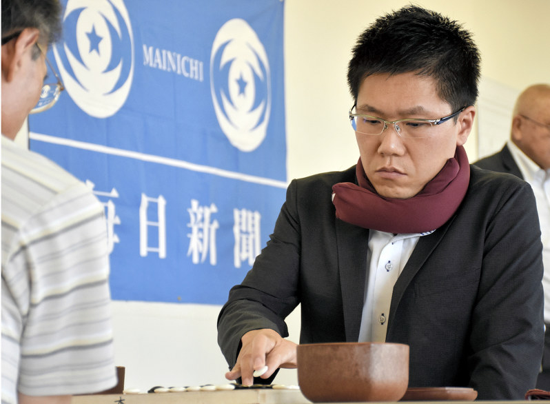 全国大会進出を決めた古川元六段=青森市中央3の県民福祉プラザで