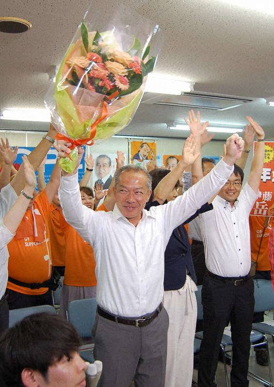 当選確実の報を受け万歳する共産の伊藤岳氏=さいたま市大宮区で2019年7月21日午後8時12分、古賀三男撮影
