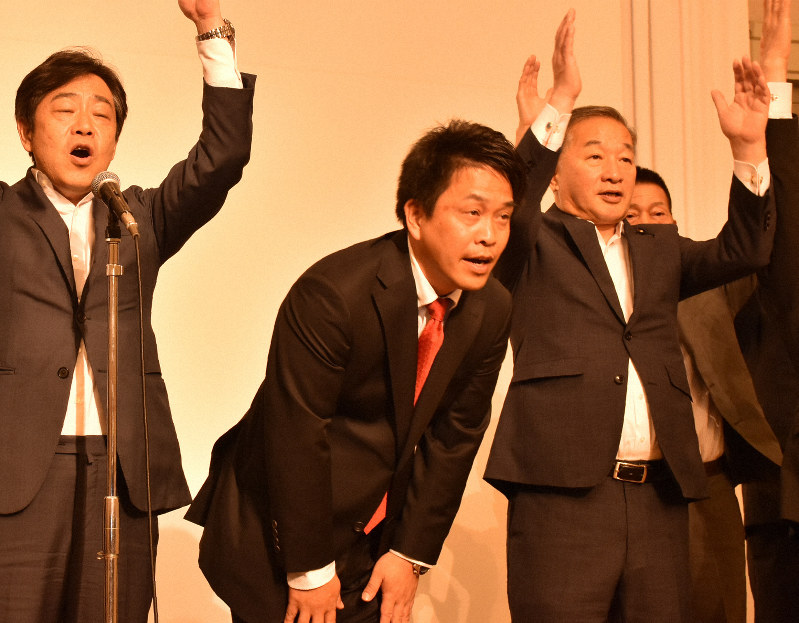 当選確実となり、支援者に頭を下げる三浦靖氏(中央)=松江市千鳥町のホテルで2019年7月21日午後8時6分、鈴木周撮影