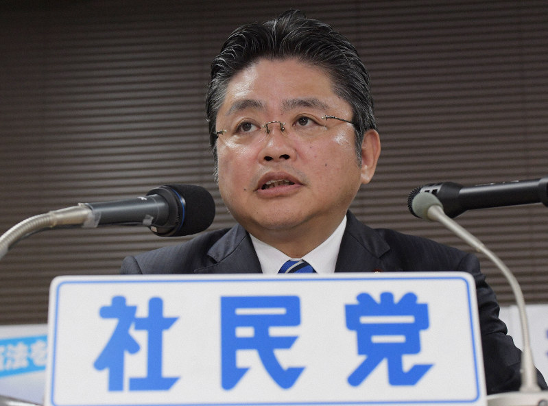 記者会見で質問に答える社民党の吉川元・幹事長=東京都千代田区で2019年7月21日午後10時18分、川田雅浩撮影