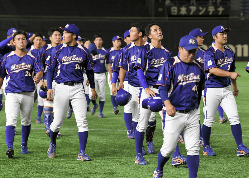【日本生命-NTT東日本】日本生命に敗れベンチへ引き揚げるNTT東日本の選手たち=東京ドームで、矢頭智剛撮影