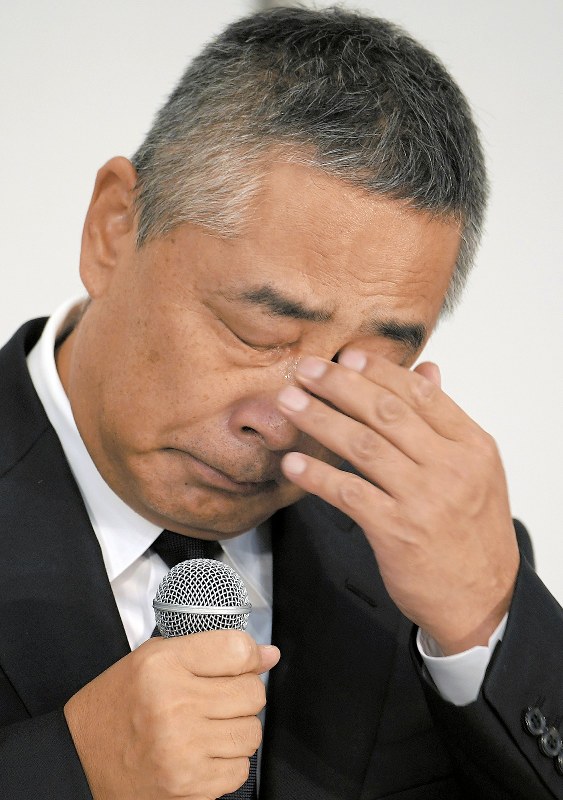 記者会見で涙を拭う吉本興業の岡本昭彦社長=東京都新宿区で2019年7月22日午後2時45分、手塚耕一郎撮影