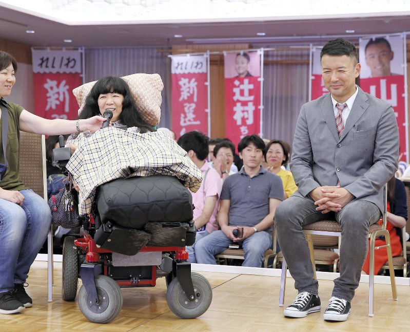 政党要件を満たしたれいわ新選組の山本太郎代表(右)ら=東京都千代田区で2019年7月22日、小川昌宏撮影