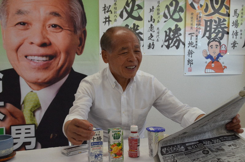 当選から一夜明けた22日、朝食を食べながら9年ぶりの国政復帰に向け抱負を語る鈴木宗男氏=札幌市中央区で山下智恵撮影