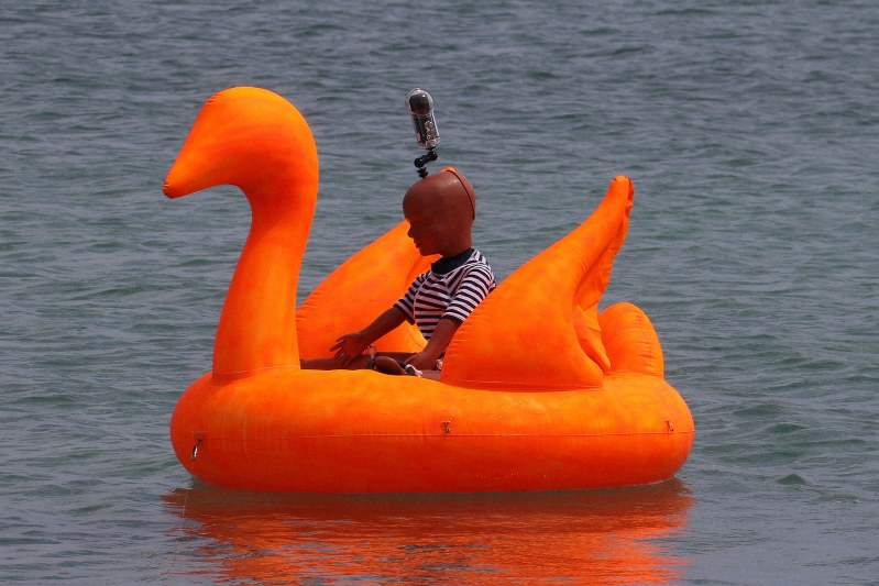 スワン型のフロートは、子どもが乗ったまま流されたり、海に転落して溺れたりする恐れもある=国民生活センター提供