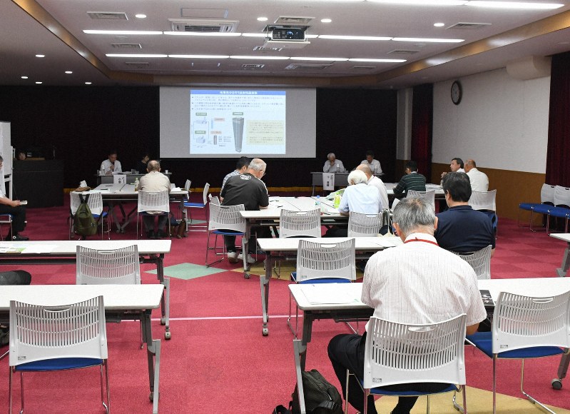高レベル放射性廃棄物の地層処分の方法などが紹介された原子力発電環境整備機構の説明会=徳島市で2018年6月16日午後1時51分、大坂和也撮影