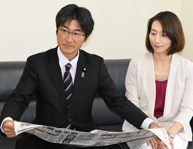 朝刊各紙に目を通しながら、記者の質問に答える舞立昇治氏夫妻=鳥取県米子市東町の事務所で、野原寛史撮影