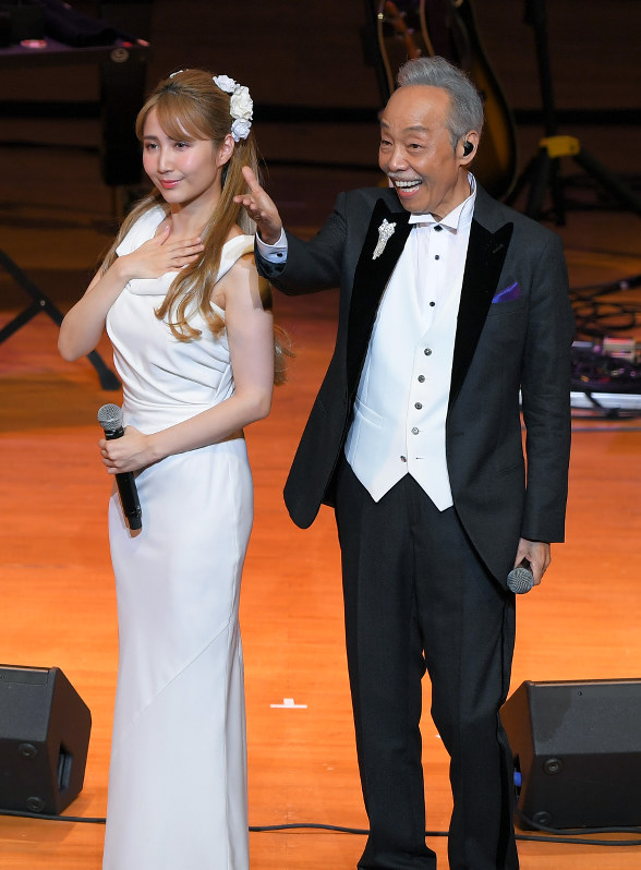 共演する谷村新司さん(右)と、サラ・オレインさん