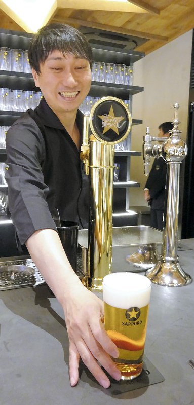 注ぎ方にこだわった黒ラベルを提供するサッポロの「ザ・バー」=東京都中央区で