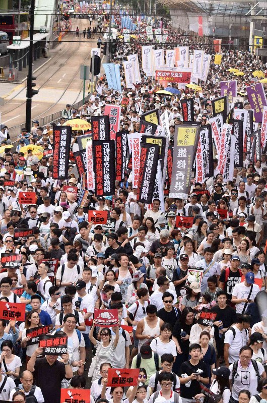 路上を埋め尽くしたデモ隊=香港中心部で2019年6月9日午後3時34分、福岡静哉撮影
