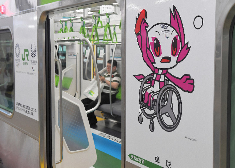 東京五輪・パラリンピックのマスコットがラッピングされたJR山手線の車両=東京都品川区で2019年7月24日午前6時10分、滝川大貴撮影