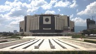 共産主義時代末期に建設された国立文化宮殿。デザインがまがまがしいが……（写真は筆者撮影）