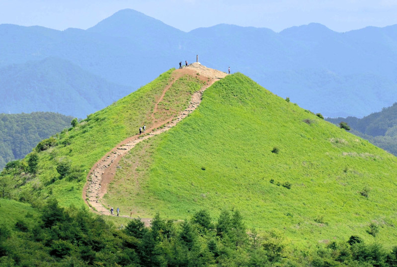 ご飯を盛ったような山容の飯盛山=長野県南牧村で