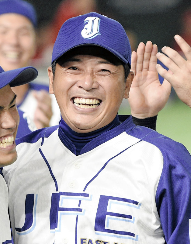 優勝して選手と喜ぶ千葉市の落合監督=東京ドームで2019年7月25日、丸山博撮影