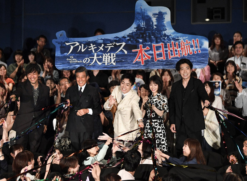 映画「アルキメデスの大戦」の初日舞台あいさつで、映画の船出を祝い客席にテープを投げ込む菅田将暉さん(中央)ら=東京都千代田区で2019年7月26日午後7時7分、竹内紀臣撮影