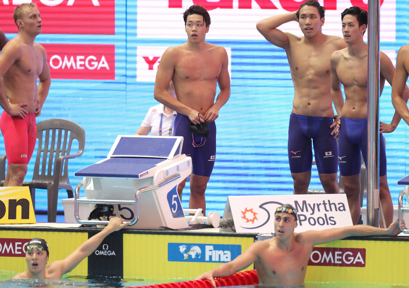 前日 金 の主将 瀬戸がスクランブル 男子800リレーで東京五輪出場枠獲得 世界水泳 毎日新聞