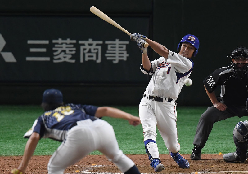 【NTT東日本-日本新薬】八回表NTT東日本2死二、三塁、下川が同点の中前適時打を放つ=東京ドームで、久保玲撮影