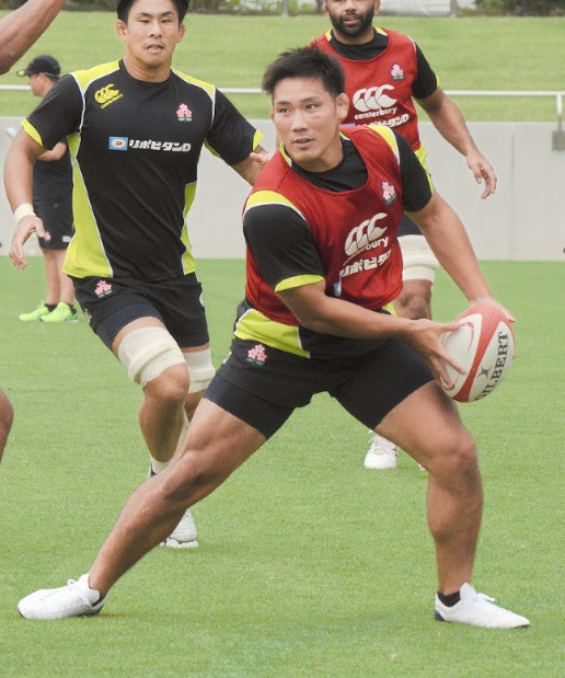 ラグビー日本代表の盛岡合宿で練習に励むFW三浦(右)。けが人続出のプロップで代表定着を狙う=盛岡市で2019年7月22日