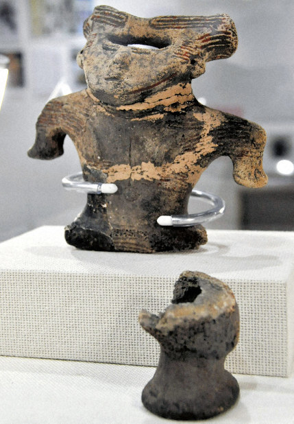 結髪土偶と左足「再会」果たし里帰り 昨年「一部」と判明 山形で展示 