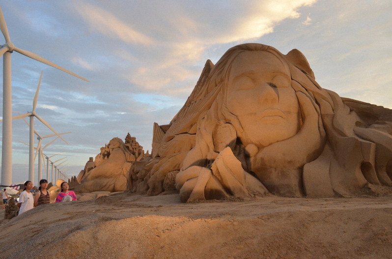 浜辺に砂像39基 ライトアップも 秋田・サンドクラフト | 毎日新聞