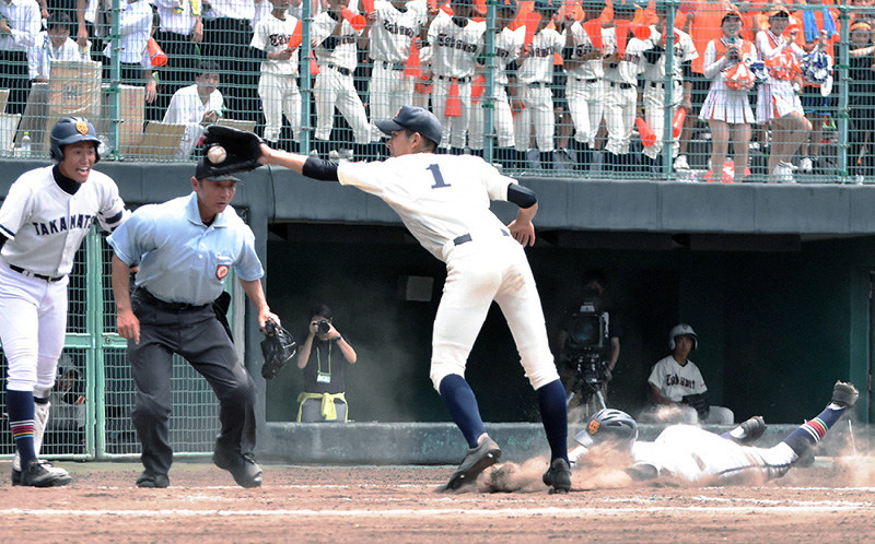 【高松工芸-高松商】五回裏高松商1死、暴投の間に二塁走者大塚が生還し、12点目=高松市生島町のレクザムスタジアムで、山口桂子撮影