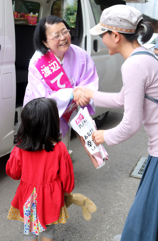 支持を呼びかける渡辺照子さん=山梨県北杜市で15日