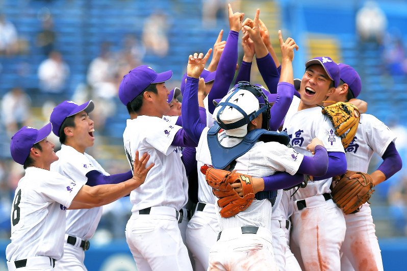 3年ぶりの甲子園出場を決め、マウンドに駆け寄って喜ぶ関東一の選手たち=神宮球場で、滝川大貴撮影