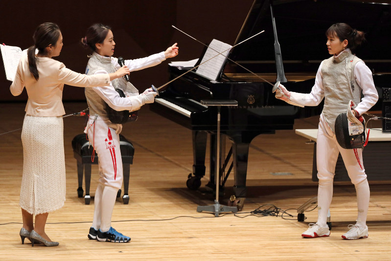 フェンシング競技の説明をする東莉央選手(左から2人目)、晟良選手(右)姉妹=東京都文京区で、尾籠章裕撮影