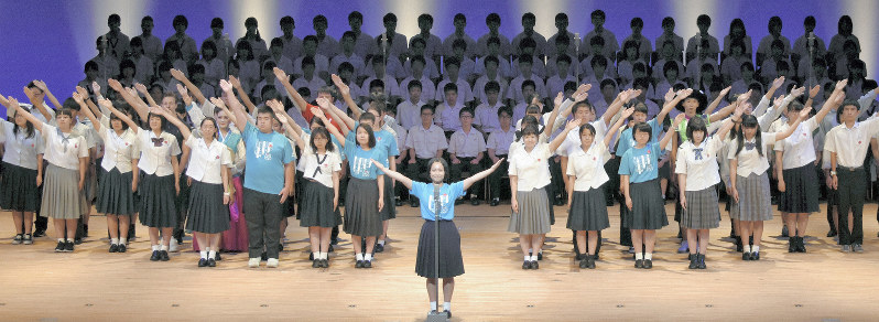 全国の高校生が集い、開会宣言した=佐賀市で2019年7月27日、竹林静撮影