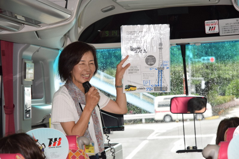 東京タワーについて説明する通訳案内士の斎木春美さん=東京都港区で2019年7月19日午前9時15分、松本惇撮影