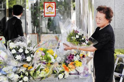 「津久井やまゆり園」で入所者１９人が殺害された事件から３年を迎え、同園前で献花する女性＝神奈川県相模原市緑区で、喜屋武真之介撮影