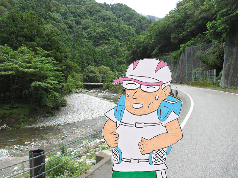 (1)山の中を「河内風穴」を目指して走る=滋賀県多賀町甲頭倉で、香取泰行撮影