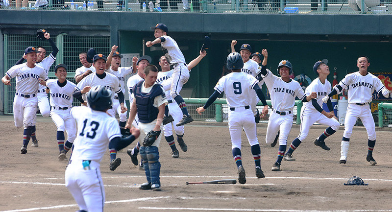 サヨナラ勝ちで優勝を決めて喜ぶ高松商の選手ら=高松市生島町のレクザムスタジアムで、潟見雄大撮影
