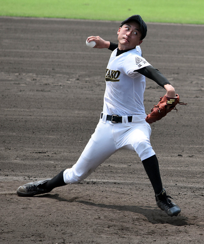 【比叡山-瀬田工】八回表比叡山1死二塁、続く打者を2連続三振に抑え、今試合16奪三振の上田=大津市の皇子山球場で