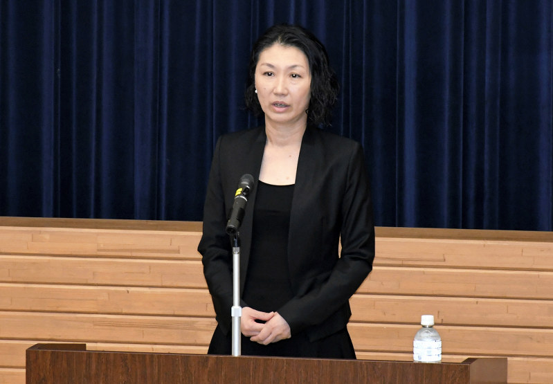 講話する高瀬さん=栃木県那須町湯本のなす高原自然の家で