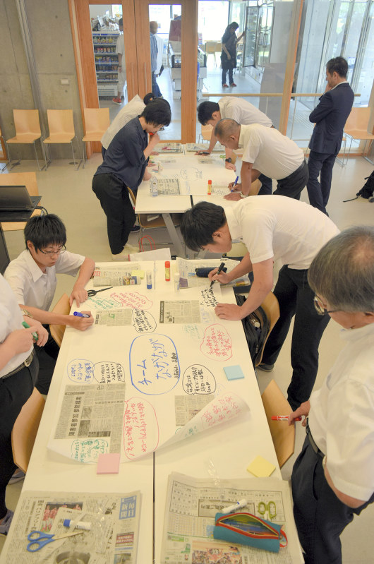 記事を切り抜き、つぶやきを書き込む参加者=岐阜市司町で