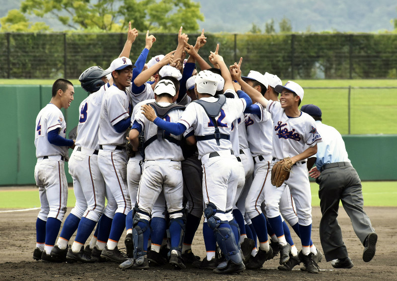 甲子園出場をつかみ喜びを爆発させる宇部鴻城の選手