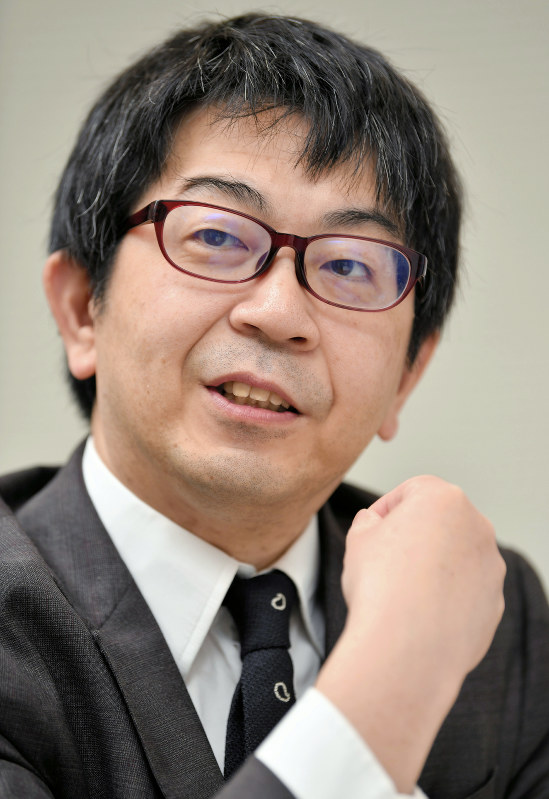 インタビューに答える国立がん研究センターゲノム生物学研究分野長の河野隆志さん=東京都中央区で2019年7月2日、宮間俊樹撮影