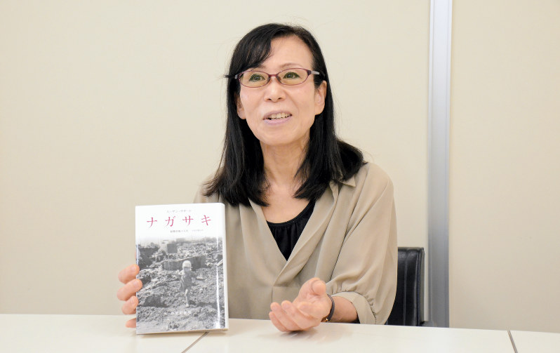 今月刊行された日本語版「ナガサキー核戦争後の人生」を手にする宇治川康江さん=東京都千代田区で2019年6月26日、竹内麻子撮影