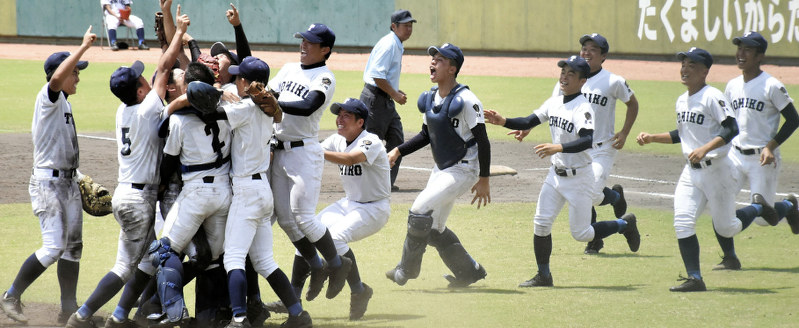 甲子園出場を決めて喜ぶ富島の選手たち=田崎春菜撮影