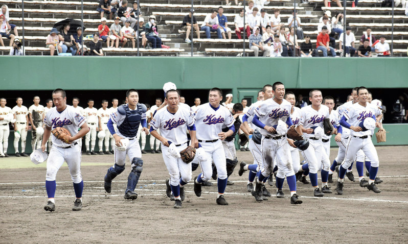甲子園出場を決め、スタンドへ駆け寄る宇部鴻城の選手たち=平塚裕介撮影