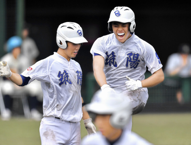 【筑陽学園-西日本短大付】八回表筑陽学園1死二塁、福岡の右越え二塁打で生還し喜ぶ弥富(奥右)=徳野仁子撮影
