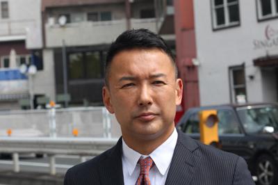 生出演を終え、テレビ朝日から出てきた山本太郎・れいわ新選組代表＝東京都港区で2019年7月25日午前10時14分、奥村隆撮影