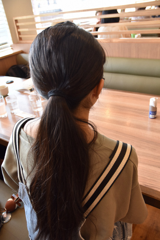 東京都立高校で昨年度、茶色っぽい地毛を黒く染めるよう指導された女性。毛の傷みが原因だと主張すると、「ドライヤーの使い方が悪い」などと叱責されたという=東京都内で2019年6月26日午後3時42分、大久保昂撮影