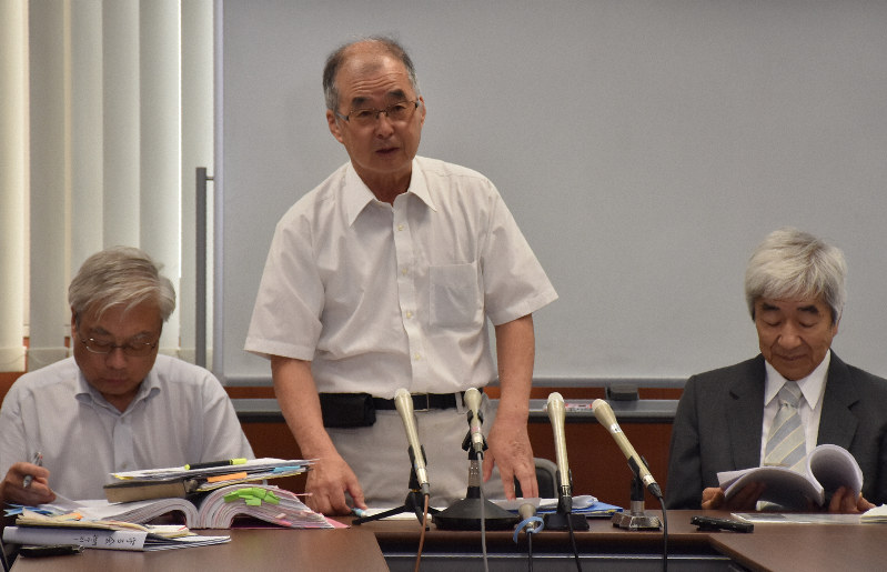 最上小国川ダムを巡る住民訴訟の判決終了後、住民説明会を行う原告ら=山形市で2019年7月30日午後2時23分、日高七海撮影