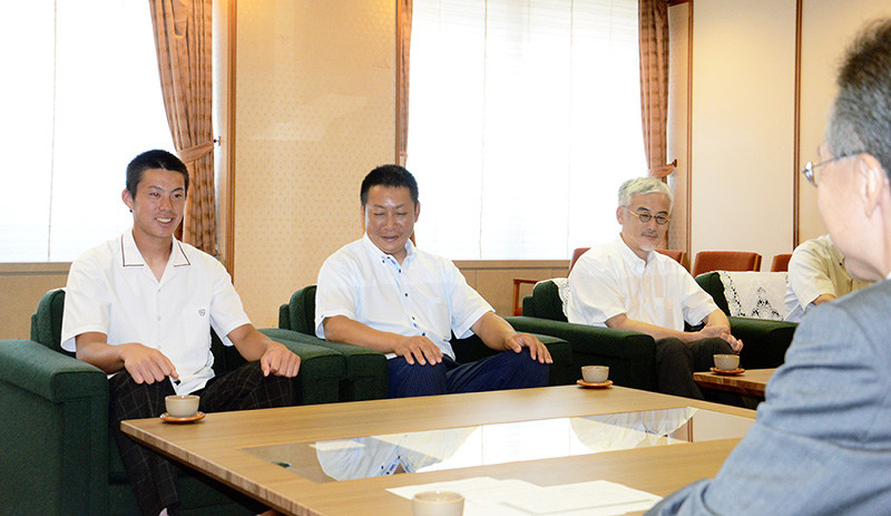 杉本達治福井県知事(手前)に夏の甲子園出場報告をする敦賀気比の上間洸太主将(左)=同県庁で、横見知佳撮影