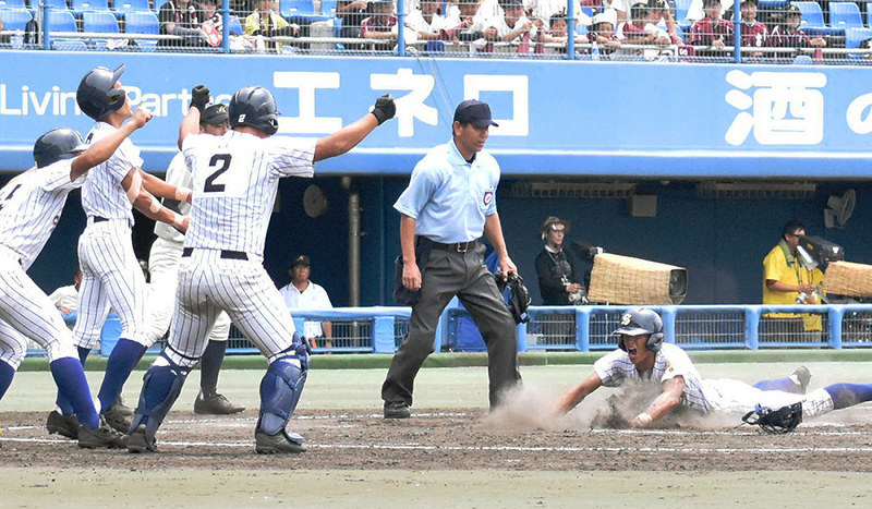 【小松-松山聖陵】八回裏松山聖陵2死満塁、折田の適時三塁打で市川(右)ら3人が生還し、コールド勝ち=松山市市坪西町の坊っちゃんスタジアムで、遠藤龍撮影
