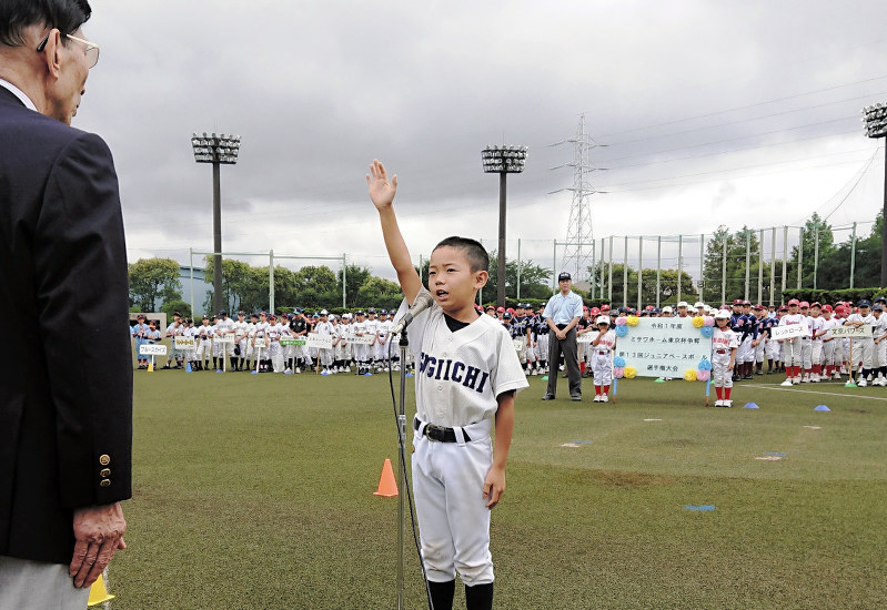 開会式で選手宣誓する杉一野球クラブの堀内彪太郎主将=杉並区の下高井戸運動場で