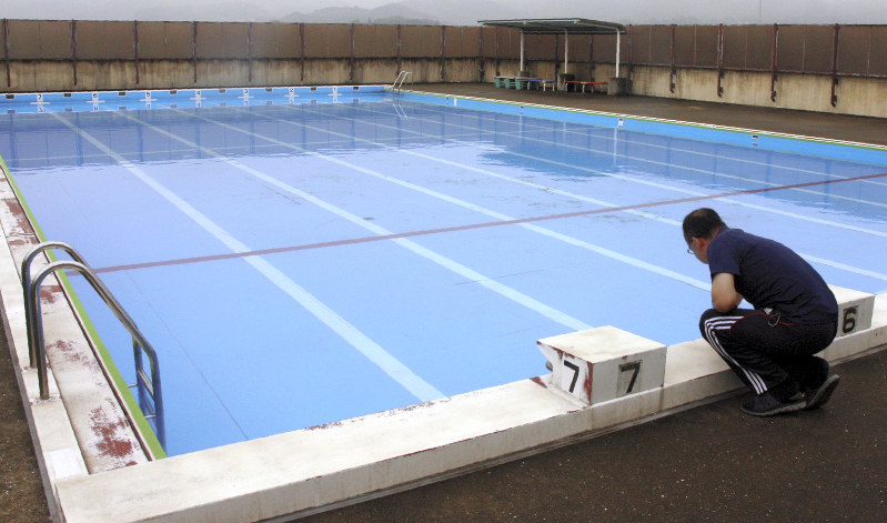 監視員の確保ができず、プール開放中止が決まった福岡市立小学校=福岡市西区で、飯田憲撮影
