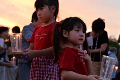 ろうそくを手にする参加者の女の子たち＝広島市中区で２０１９年７月３１日午後７時２１分、山田尚弘撮影